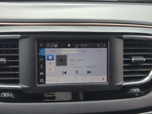 Used 2023 Chrysler Voyager LX image 10