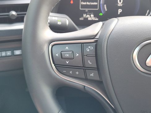 Used 2025 Lexus UX 300h FWD image 33