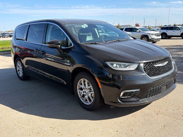 Used 2024 Chrysler Pacifica Touring-L FWD image 4