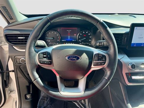 Used 2022 Ford Explorer XLT image 11