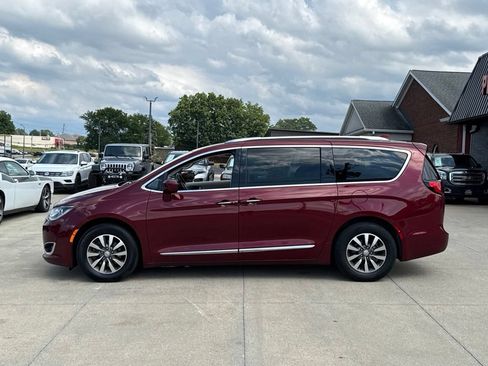 Used 2020 Chrysler Pacifica Touring-L Plus FWD image 5