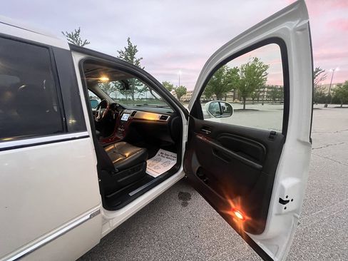 Used 2014 Cadillac Escalade Luxury image 9