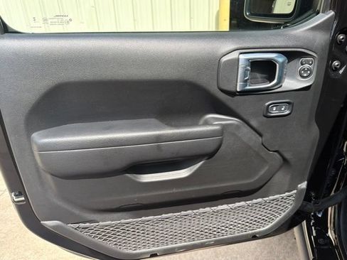 Used 2023 Jeep Gladiator Sport AWD/4WD image 17