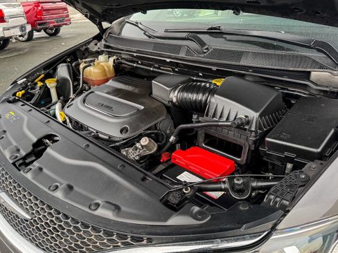 Used 2019 Chrysler Pacifica Touring-L image 32