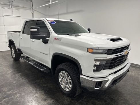Used 2024 Chevrolet Silverado 2500 LT AWD/4WD image 3