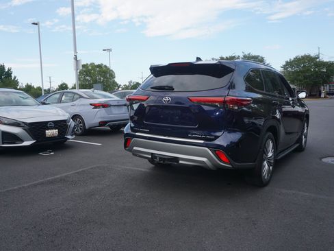 Used 2021 Toyota Highlander Platinum AWD/4WD image 3