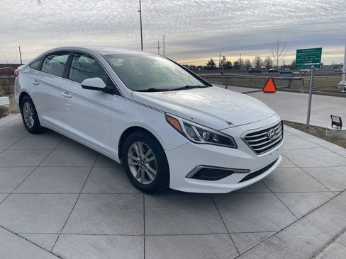 Used 2017 Hyundai Sonata SE image 2
