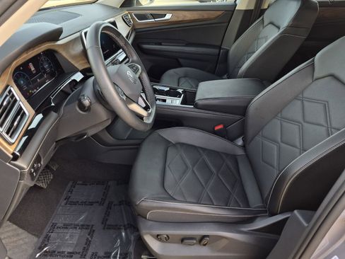 Used 2024 Volkswagen Atlas SE w/ Panoramic Sunroof Package image 24