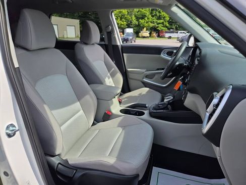 Used 2025 Kia Soul LX w/ LX Technology Package FWD image 21