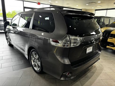 Used 2013 Toyota Sienna SE FWD image 3
