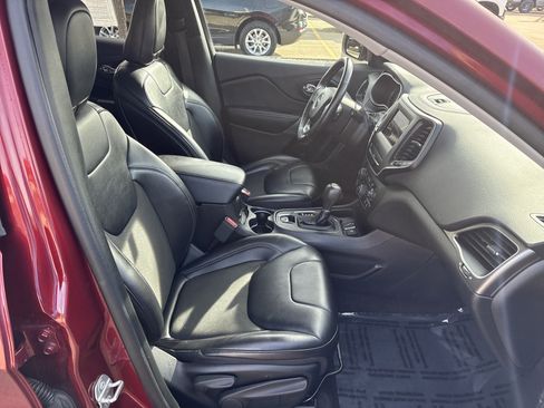 Used 2019 Jeep Cherokee Latitude Plus w/ Cold Weather Group image 18