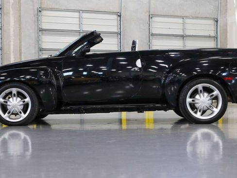 Used 2003 Chevrolet SSR w/ Preferred Equipment Group RWD image 5