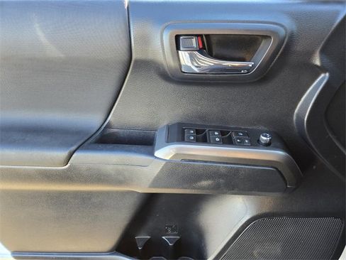 Certified 2018 Toyota Tacoma 4x4 Double Cab image 18