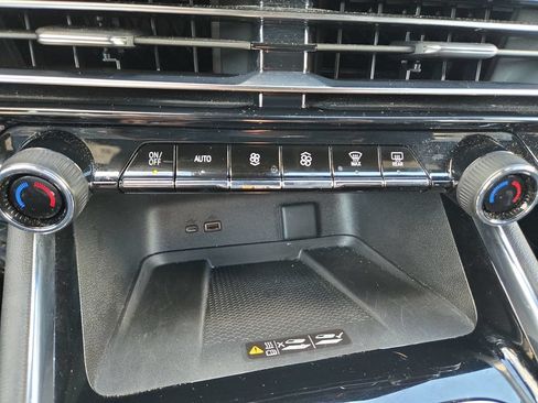 Used 2025 Chevrolet Traverse LT AWD/4WD image 32
