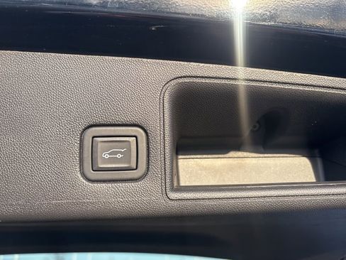 Used 2024 GMC Terrain SLT image 13