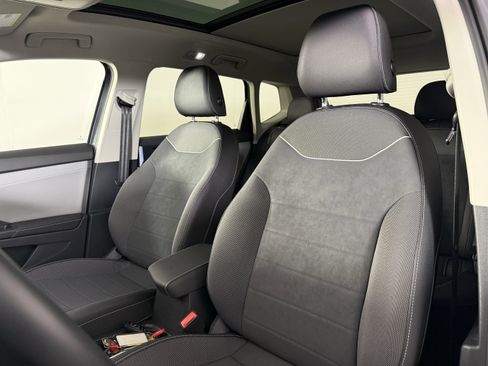 Used 2024 Volkswagen Taos SE w/ Panoramic Sunroof Package image 11