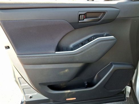 Used 2023 Toyota Highlander L image 12