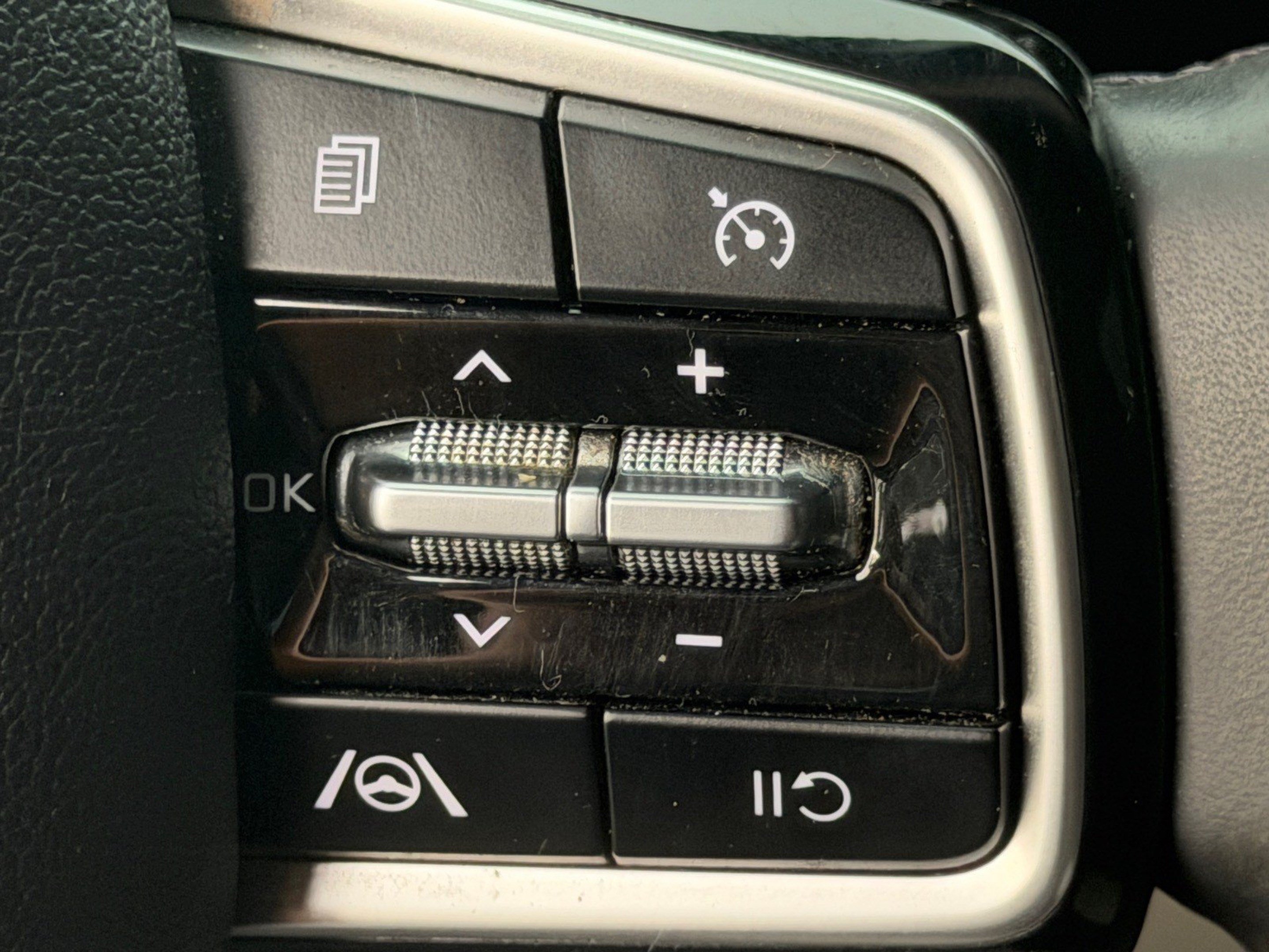 Used 2022 Kia Carnival LX FWD image 30