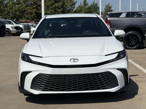 Used 2025 Toyota Camry SE FWD image 6