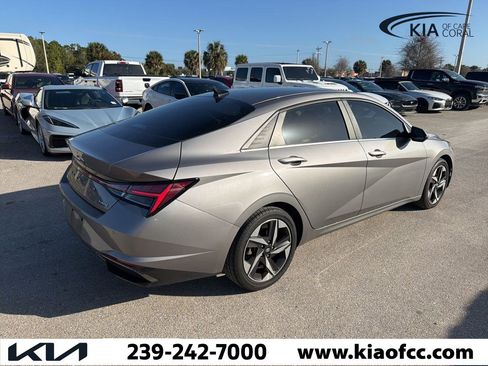 Used 2021 Hyundai Elantra Limited image 8