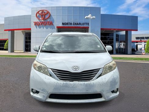 Used 2012 Toyota Sienna XLE FWD image 2