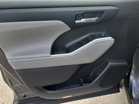 Used 2023 Toyota Highlander XLE image 19