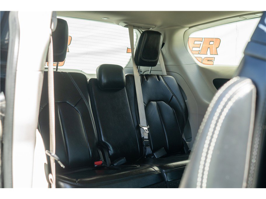 Used 2023 Chrysler Pacifica Touring-L FWD image 3