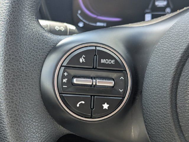 Used 2025 Kia Soul LX w/ LX Technology Package FWD image 23