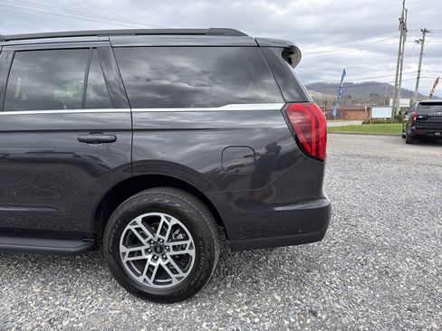 Used 2025 Ford Expedition Active AWD/4WD image 9