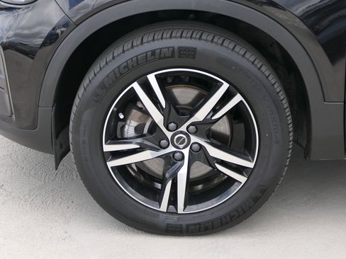 Used 2025 Volvo XC40 B5 Core AWD/4WD image 10