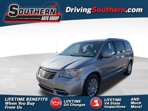 Used 2015 Chrysler Town & Country Touring image 1