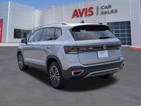 Used 2025 Volkswagen Taos SE FWD image 9