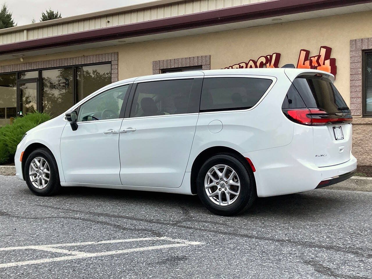 Used 2024 Chrysler Pacifica Touring-L FWD image 4