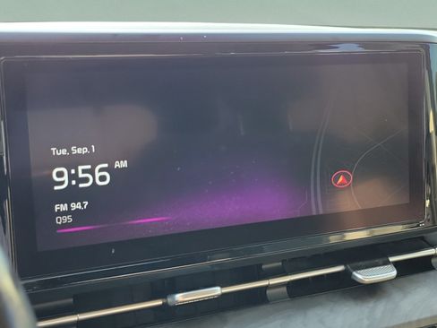 Used 2023 Kia Carnival EX FWD image 22