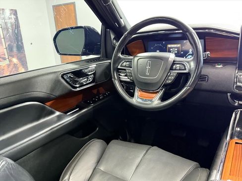 Used 2020 Lincoln Navigator Reserve image 11