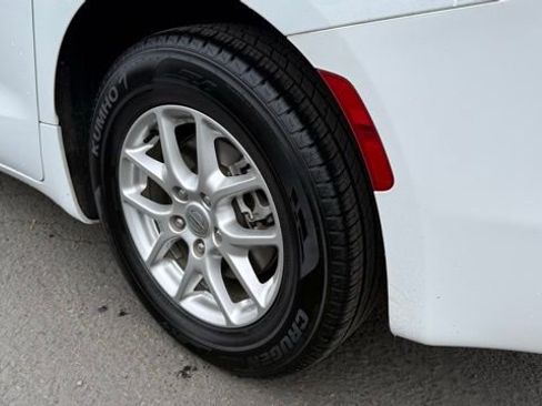 Used 2023 Chrysler Voyager LX image 7