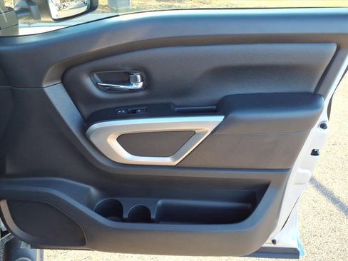 Used 2018 Nissan Titan SV w/ SV Convenience Package image 16