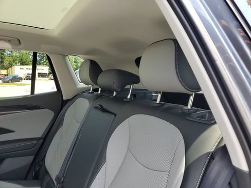 Certified 2025 Volkswagen Tiguan SE w/ Panoramic Sunroof Package AWD/4WD image 9