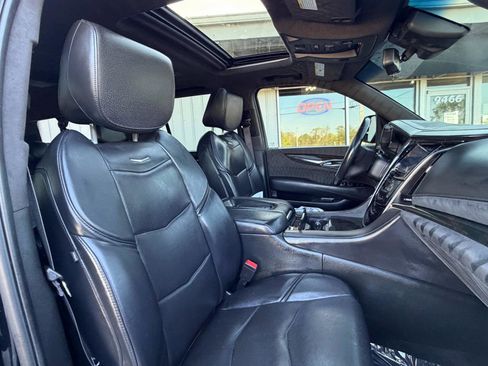 Used 2017 Cadillac Escalade ESV Platinum AWD/4WD image 36
