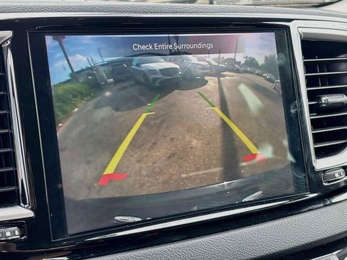 Used 2023 Chrysler Pacifica Touring-L FWD image 13