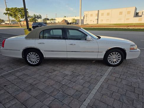 Used 2003 Lincoln Town Car Executive RWD image 2