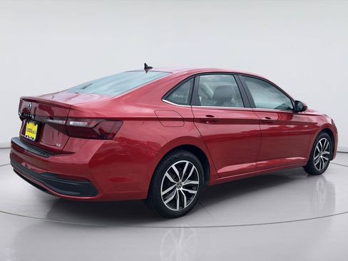 Used 2025 Volkswagen Jetta SE FWD image 4