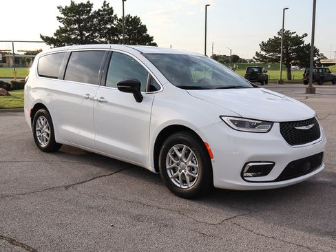 New 2026 Chrysler Pacifica Select image 4