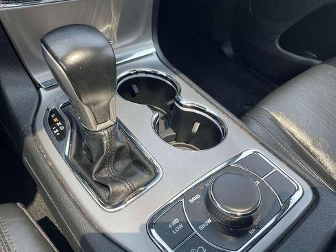 Used 2022 Jeep Grand Cherokee Limited image 31