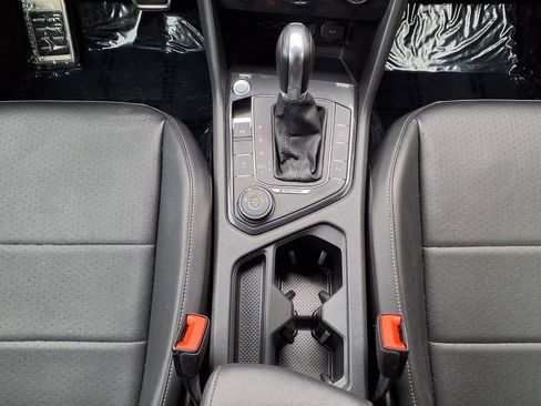 Used 2018 Volkswagen Tiguan SEL w/ R-Line Package AWD/4WD image 19