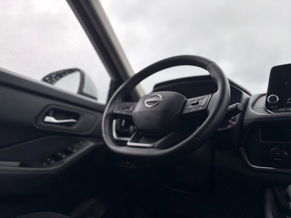 Used 2025 Nissan Rogue SV AWD/4WD image 35