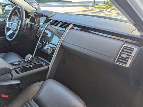 Used 2024 Land Rover Discovery S image 12