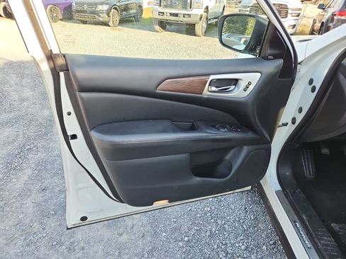 Used 2019 Nissan Pathfinder Platinum image 16