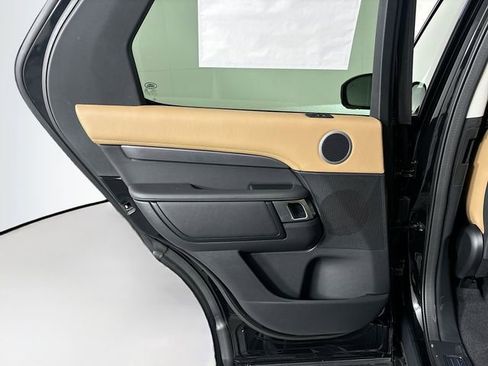 Used 2025 Land Rover Discovery Metropolitan Edition image 24