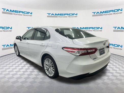 Used 2018 Toyota Camry XLE image 3